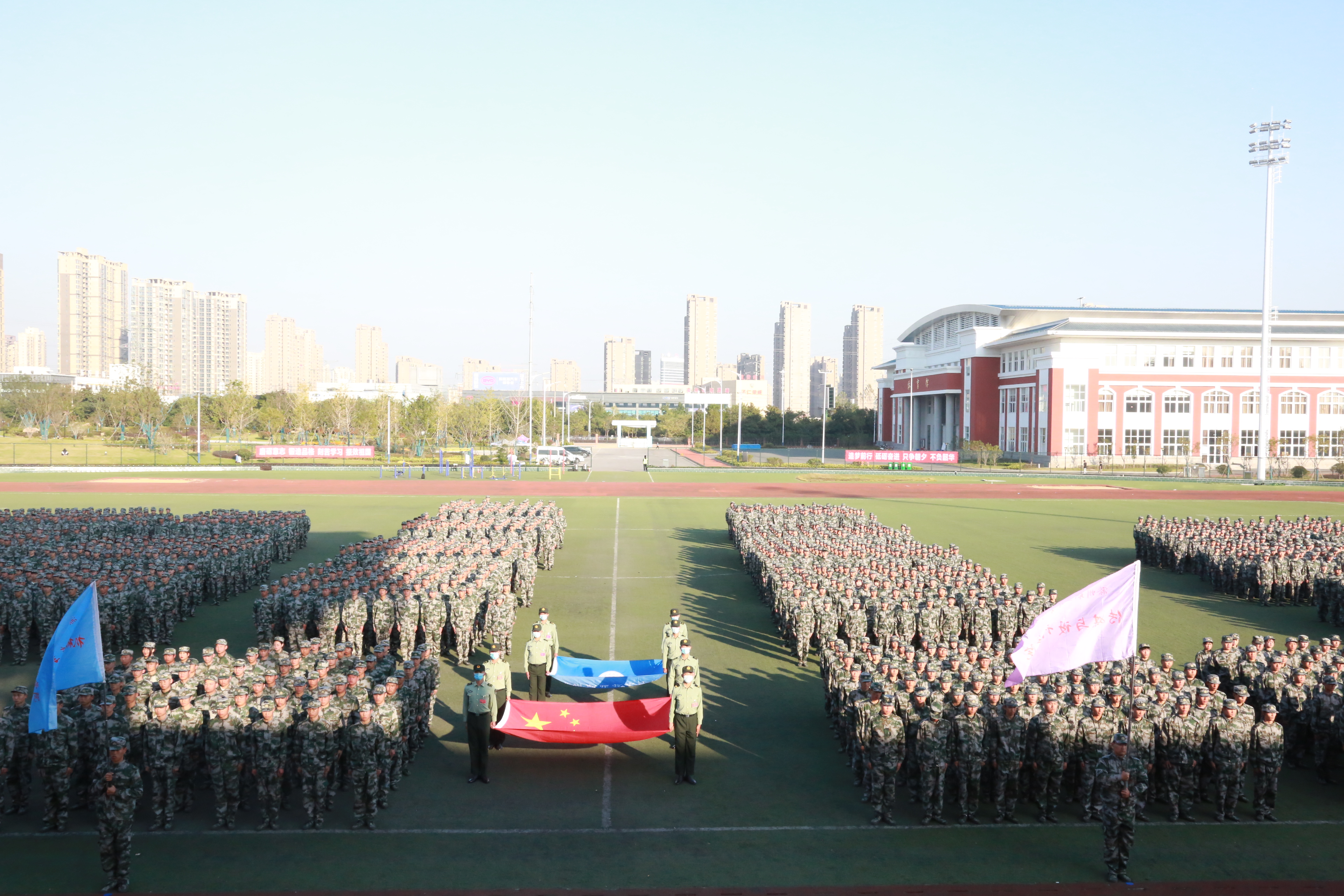 我校2020级新生军训圆满闭营-滁州职业技术学院