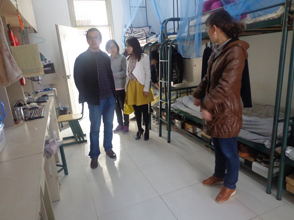 汽车系辅导员走进宿舍,贴近学生生活-滁州职业技术学院