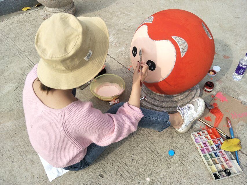 经贸系学生参加彩绘石墩涂鸦活动