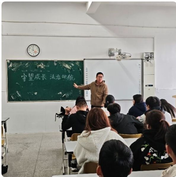 信息工程学院召开“守望成长 法治护航”主题班会 筑牢学生思想防线