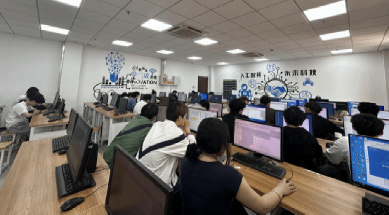 信息工程学院成功举办《智能阳台花房项目设计》学术讲座