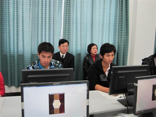 李柱梁院长亲临信息系听课，关心年轻教师成长    