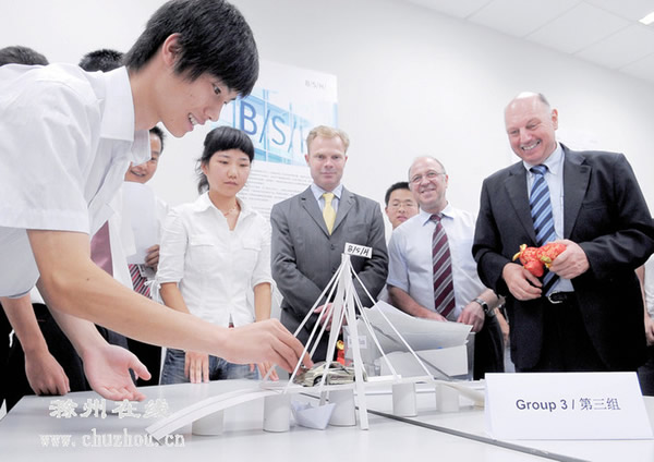 博西华班学员在毕业典礼上作汇报表演.jpg
