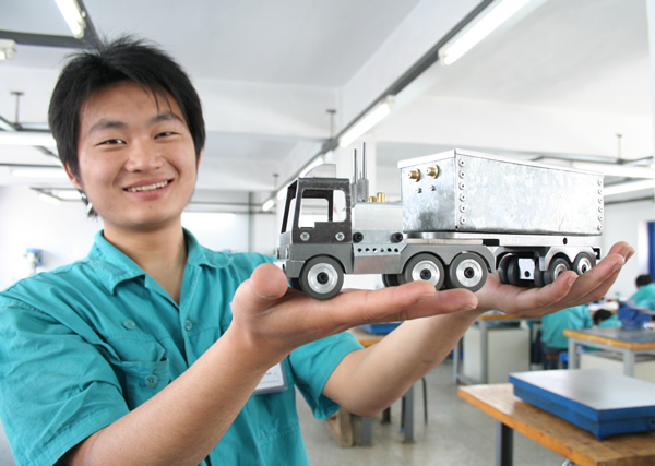 学生制作的汽车模型.jpg