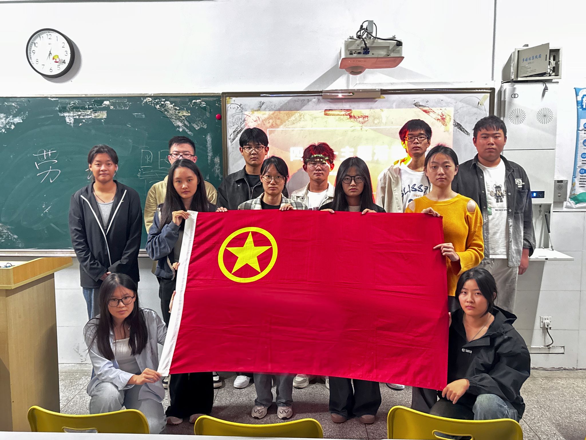 信息工程学院25级各支部开展新生“四个一”团员意识教育之团情学习