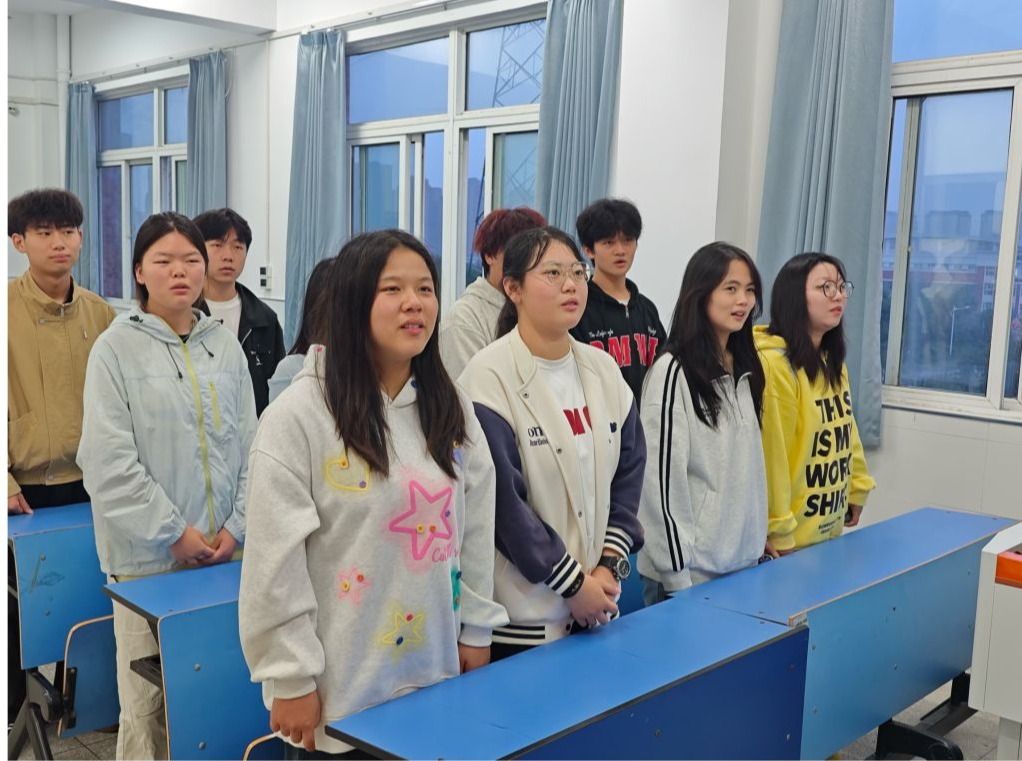 信息工程学院25级团支部开展新生“四个一”团员意识教育之团歌教唱