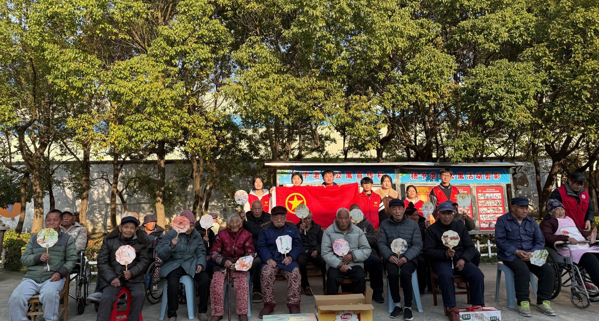 【雷锋月】巧手绘春意 镜头映夕阳 —信息工程学院团总支赴扬子敬老院开展雷锋月志愿服务活动